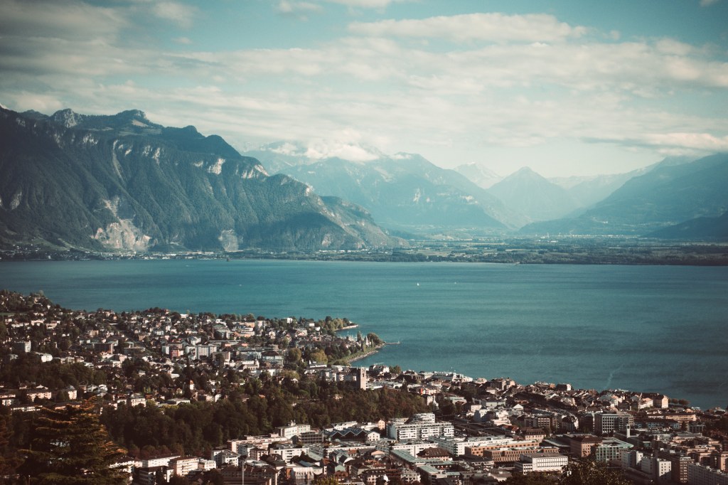 Výhled na Vevey a Alpy